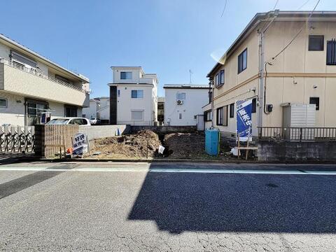 日当たりの良い閑静な住宅街に、建築条件なしの広々とした土地が登場。お子様がのびのび育つ理想のマイホームを、家族の夢に合わせて自由に設計できます。