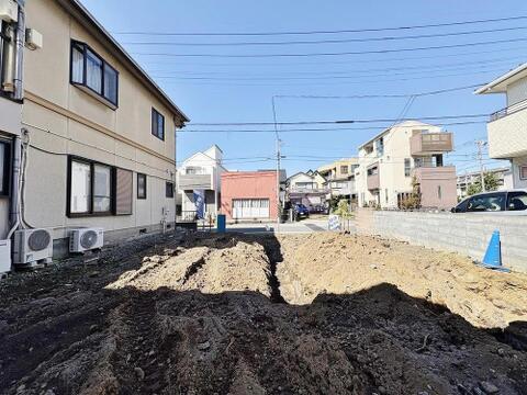 陽光降り注ぐ閑静な住宅街に位置する、建築条件なしの更地です。理想のマイホームを自由に設計し、家族の笑顔が溢れる暮らしを実現しませんか。