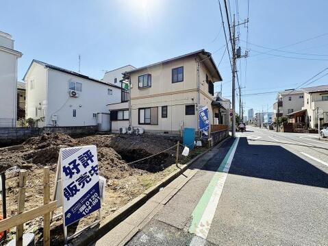 青空の下、新しい暮らしの舞台がここに。造成中の広々とした土地は、ご家族の夢を育むマイホームに最適。周辺環境も良好で、快適な毎日が待っています。