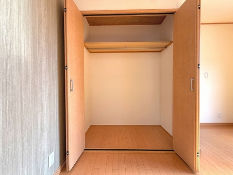 各部屋に収納が付いており冬物や夏物、スーツケースなども全部まとめて収納もできますのでお部屋を広く開放的にお使いいただけます。