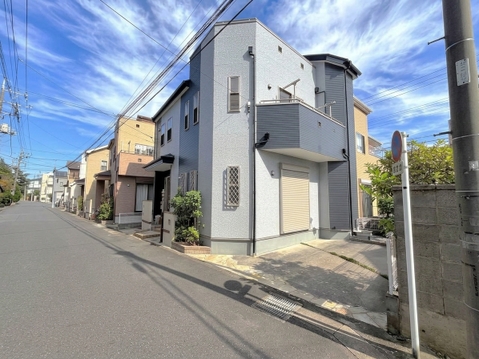 前面道路は閑静な住宅地をはしる車通りの少ない道路。お車の出し入れが苦手なママや小さなお子様にも安心ですね。しっかり舗装もされているので、ベビーカーや自転車で通っても快適に通行できます。