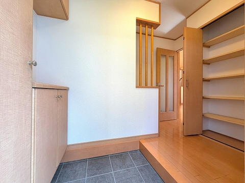 玄関ホールがスッキリ広々としていると帰る時も出ていく時も気持ちが良い。来客を出迎える玄関が綺麗ならその家の印象が良くなる。