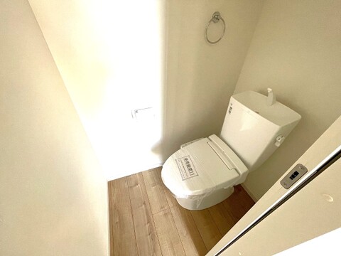白を基調とした清潔感あふれるトイレ空間。