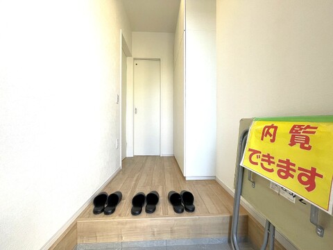 家族みんなの靴や外出グッズもすっきり片付く玄関。明るい空間で、毎日気持ちよくお出かけできますね。