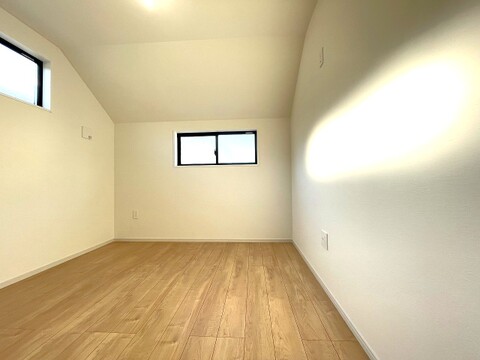 2階5.2帖の洋室はお子様の初めての一人部屋にぴったりの、心安らぐプライベート空間。