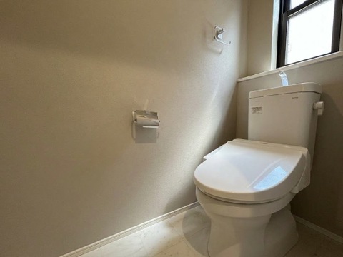 白を基調とした清潔感あふれるトイレ空間。