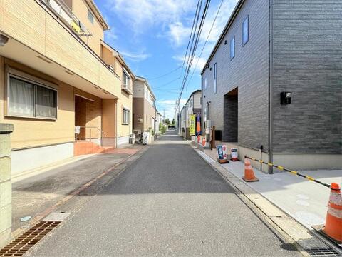 街並みの風景に包み込まれながら、瀟洒な印象も湛えて佇みます。