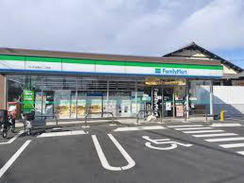 ファミリーマートさいたま曲本二丁目店まで約190m