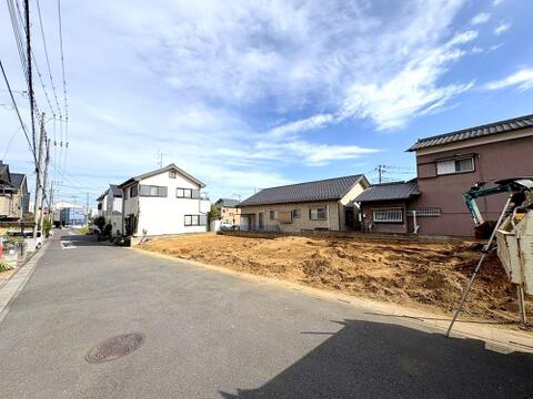 見通しの良い前面道路に面した開放的なロケーション。街並みがすっきりとしており、車移動やお散歩も快適です。周囲の環境や日の入り方など、ぜひ現地で体感してみてください。
