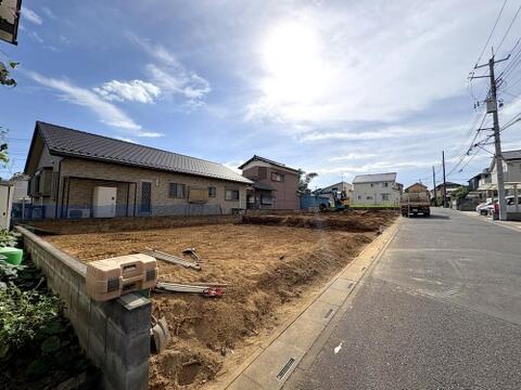 道路幅がしっかりと確保された閑静な住宅街。開放感と陽当たりの良さが魅力です。（2026年10月下旬撮影）