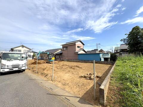 奥行きがあり、陽当り・開放感に優れたゆとりある配棟計画が可能な敷地。前面道路も広々としており車両の出し入れもスムーズです。