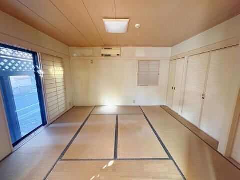 畳の香りと障子越しの柔らかい光が心地よい伝統的な和室空間。大容量の押入れ収納を備え、客間やキッズスペース、家族の寛ぎの場としてフレキシブルに活用できます。
