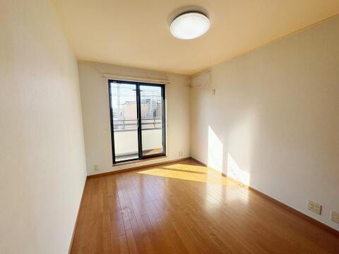 温もり感じるフローリングと明るい光が広がる居室空間。使い勝手の良いシンプルな内装で、自分好みのインテリアを自由に楽しめます。