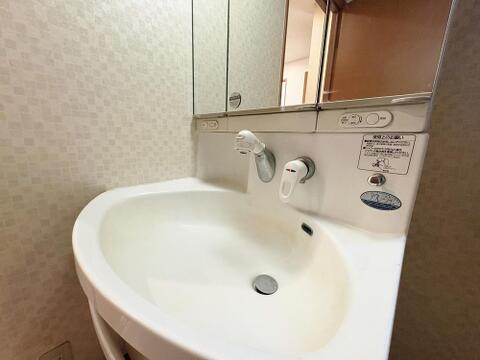 朝の身支度がスムーズに行えるシャワー付き洗面化粧台。深めのボウルと使い勝手の良い水栓で、身だしなみチェックや日常のケアを快適にサポートします。現地見学予約等お気軽にどうぞ。