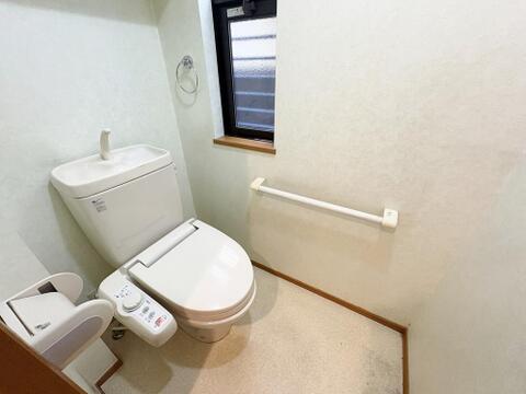 小窓からの採光・換気でいつでも爽やかな清潔トイレ空間。立ち座りを優しくサポートする手すりや温水洗浄便座を備え、家族みんなが安心して過ごせます。現地見学予約等お気軽にどうぞ。