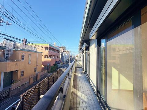 抜けるような青空と心地よい風を感じられるワイドバルコニー。十分な奥行きがあり日当たり良好で、洗濯物干しはもちろんリフレッシュの場としても重宝します。
