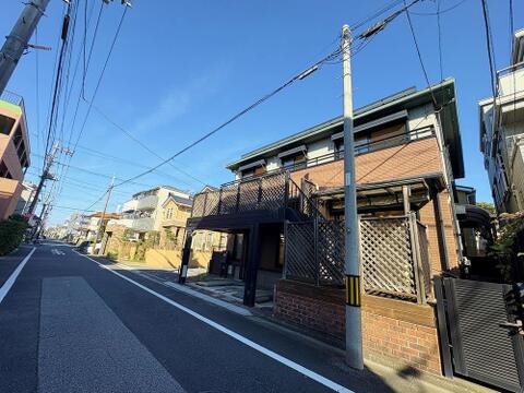 車の出し入れやすれ違いもスムーズな整った道路環境。広々としたガレージやバルコニーを備えた邸宅で、家族のアクティブな暮らしを心地よく支えます。