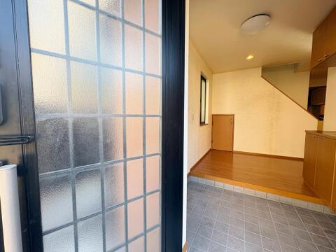 面格子ガラス扉から明るい光が広がるゆとりある玄関ホール。たっぷりのシューズボックスや階段下収納を備え、家族全員の靴や備品をスッキリ整理できます。