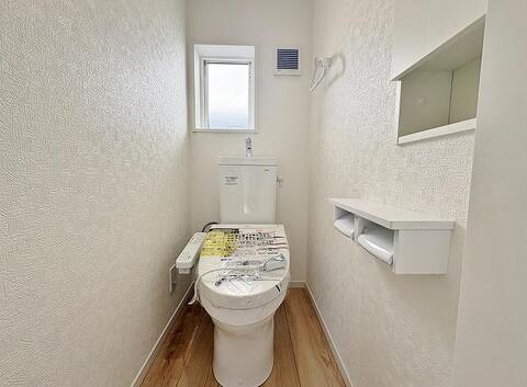 清潔感あふれるトイレは、家族みんなが毎日気持ちよく使えるプライベート空間です。新しい設備とシンプルなデザインで、快適な日常をサポートします。