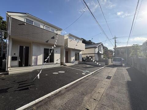 前面道路は交通量が少ないので小さいお子様がいるご家庭も安心ですね。