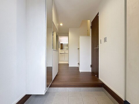 家族みんなの靴や外出グッズもすっきり片付く玄関。明るい空間で、毎日気持ちよくお出かけできますね。