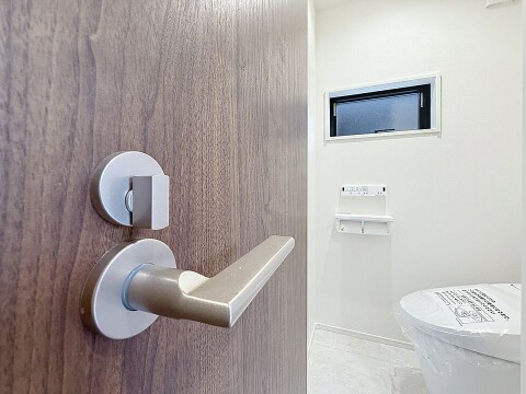 白を基調とした清潔感あふれるトイレ空間。（施工例）