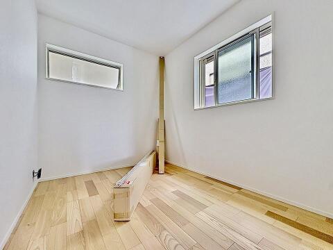 陽光と風を招き入れる二面の窓が魅力の明るい居室。お子様の成長に合わせた子供部屋や書斎など、家族の夢を育む空間に。