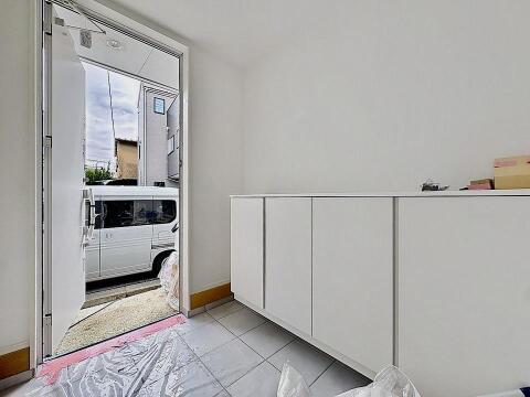 新生活を始めるご家族にぴったりの、明るく広々とした玄関です。大容量の収納で、ベビーカーや外遊び道具もすっきり片付きます。