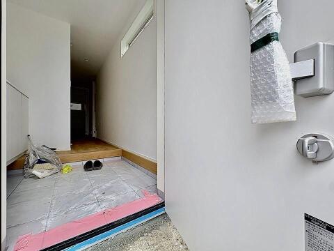 明るい光が差し込む、清潔感あふれる玄関です。段差が少なく、お子様も安心して出入りでき、家族の帰りを優しく迎えます。