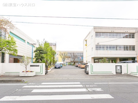 さいたま市立土屋中学校 670m