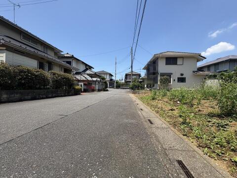 「公道約5.9m」ゆったりした交通量も少ない道路です。駐車が苦手な方でも余裕をもって駐車ができますね。