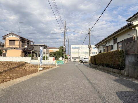 前面道路　南側6.0ｍ公道。2026年10月初旬撮影。