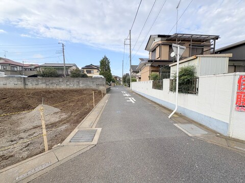 前面道路　東側4.0ｍ公道。2026年10月初旬撮影。