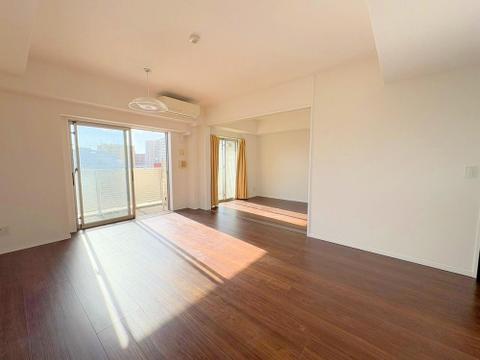 窓が大きいので陽当たり良好です。目の前が開けた角部屋ならではの開放感をご体感ください。
