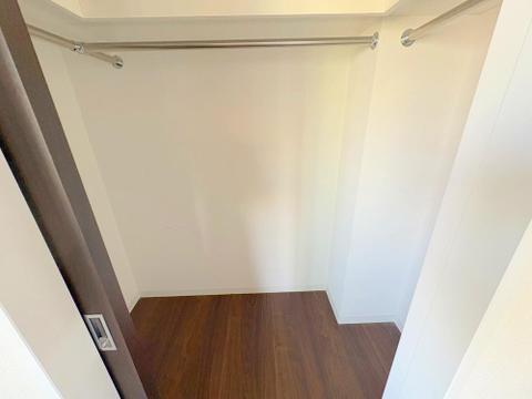 大型のWICを中心に各居室に収納を設けております。