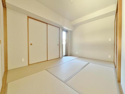 ～和室5.9畳～畳の温もりが心地よい和室は、お子様の遊び場や家族のくつろぎの空間にぴったり。明るい陽光が差し込み、家族の笑顔を育む空間です。