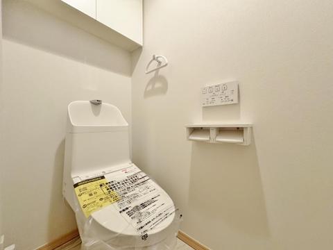 洗練されたデザインのトイレは、手洗い一体型。お子様も使いやすく、家族みんなが快適に利用できます。