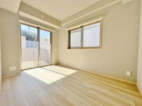 ～洋室5帖～明るい陽光が降り注ぐ、心地よい洋室。木のぬくもりを感じるフローリングは、お子様が素足で走り回るのに最適です。