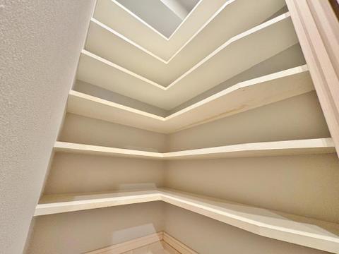 ～シューズインクローゼット～家族みんなの荷物をすっきり収納できる、広々としたパントリー。日々の暮らしを快適にする頼れる空間です。