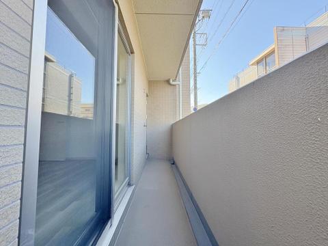 ～西面バルコニー～晴れた日には、このバルコニーで家族の洗濯物をカラッと乾燥。心地よい風を感じながら、ホッと一息つけるプライベート空間です。
