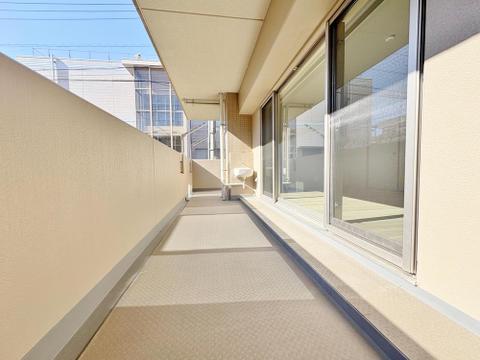 ～南面バルコニー～陽当たりの良いバルコニーで、家族の洗濯物もカラッと快適。心地よい風を感じながら、ほっと一息つける場所です。