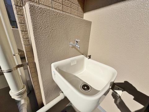 バルコニーには水栓がございます。掃除や洗い物なども便利になります。