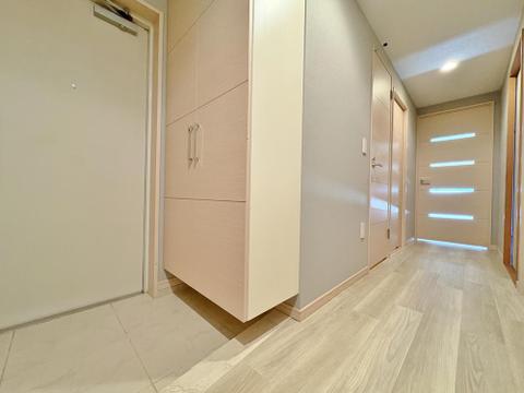 ～廊下～明るく開放的な玄関は、家族の靴や荷物をすっきり収納できるフロートタイプ。デザイン性の高いドアが、毎日を彩る素敵な空間を演出します。