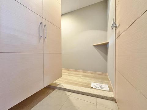 明るく広々とした玄関は、家族の帰宅を優しく迎え入れ、お客様にも好印象を与えます。大容量収納でいつもスッキリ。