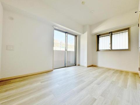 ～洋室6.7帖～明るい陽光が差し込むリビングは、家族団らんのひとときを育む理想の空間。木のぬくもりを感じる床で、心地よい毎日を。