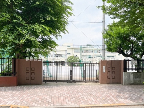 板橋区立桜川中学校 720m