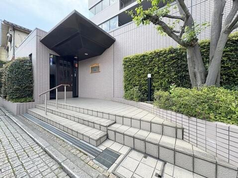 ～ぜひ現地をご確認下さい～周辺に高い建物は無く良好なロケーションと共に高い資産性が期待できます。見る人々に幸せな気持ちを与え、美しさや温かさを感じさせる特別な場所となっています。