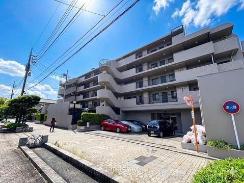 閑静な分譲地に佇む、高級感漂う住宅。毎日家に帰るのが楽しみな住まい。つい誰かを招きたくなる住まい。そんなお家がここにあります。