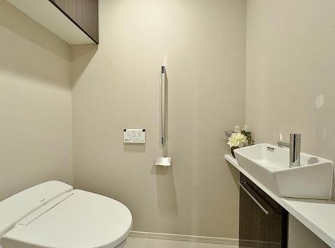 清潔感あふれるトイレ空間は、独立した手洗いカウンター付きで衛生的です。お子様も使いやすい設計で、家族みんなが快適に過ごせます。