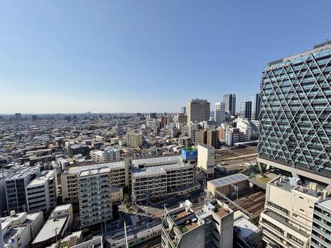 広がる青空と街並みを一望できる、開放感あふれる眺望。家族で移りゆく景色を楽しむ豊かな時間をお過ごしください。
